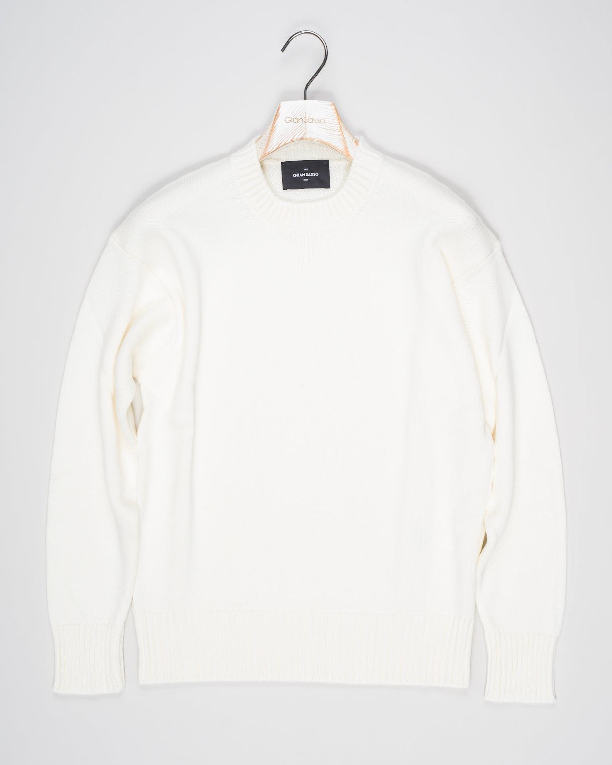 Article: 13128/14283
Color: 005 / Off White
Composition: 100% Virgin Wool
Extrafine Merino
Made in Italy Gran Sasso Heavy Merino Crew Neck / Off White
