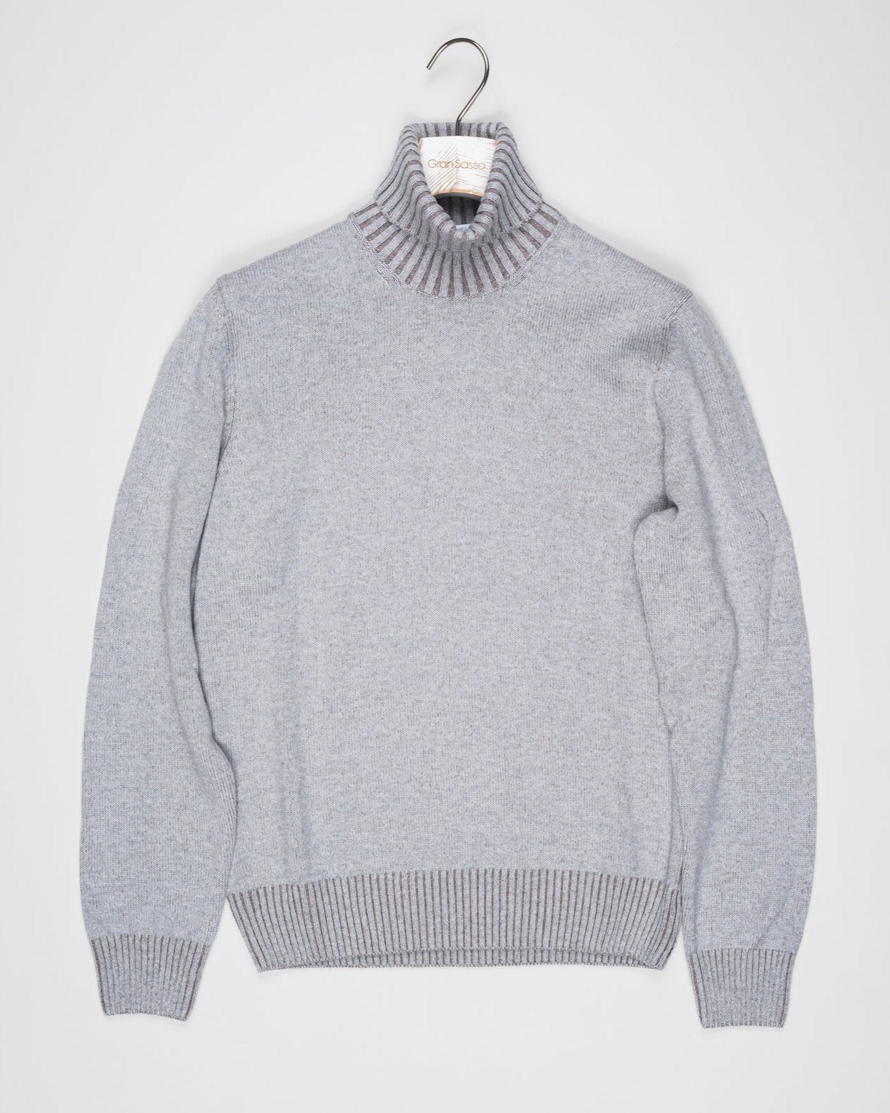 Article: 23115/19613
Color: 061 / Light Grey
Composition: 80% Virgin Wool 10% Cashmere 10% Viscose

Made in Italy Gran Sasso Wool & Cashmere Roll Neck / Light Grey