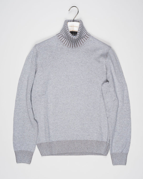 Article: 23115/19613
Color: 061 / Light Grey
Composition: 80% Virgin Wool 10% Cashmere 10% Viscose

Made in Italy Gran Sasso Wool &amp; Cashmere Roll Neck / Light Grey