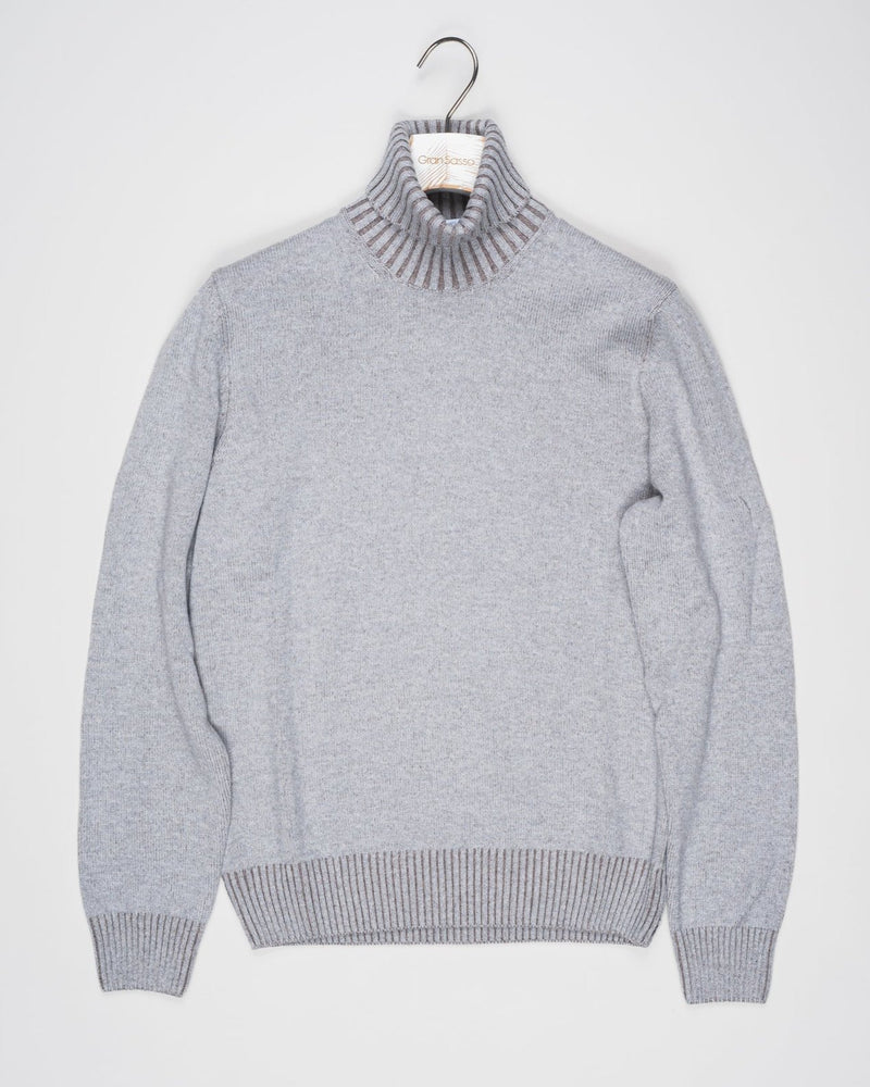 Article: 23115/19613
Color: 061 / Light Grey
Composition: 80% Virgin Wool 10% Cashmere 10% Viscose

Made in Italy Gran Sasso Wool &amp; Cashmere Roll Neck / Light Grey
