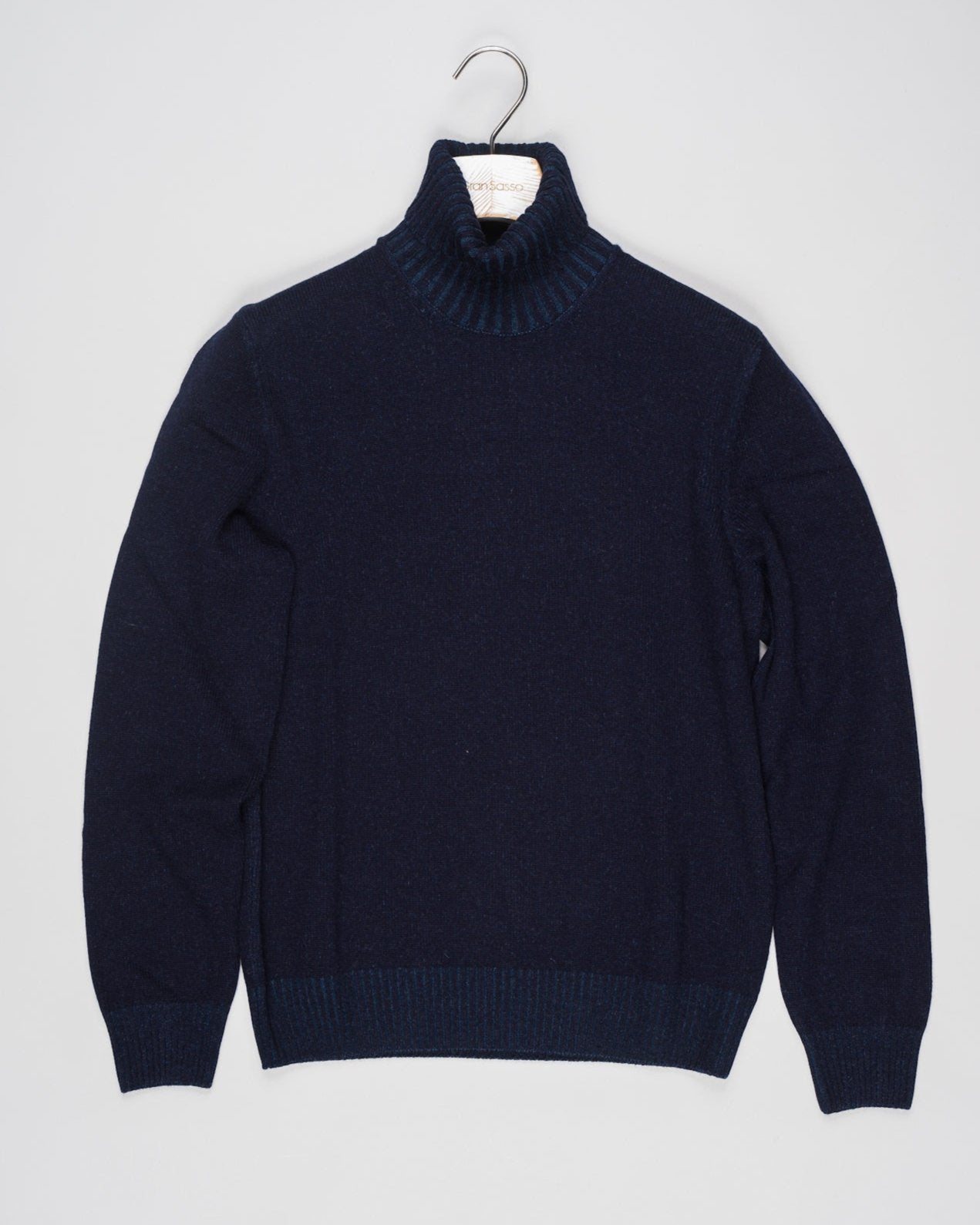 Article: 23115/19613
Color: 598 / Navy
Composition: 80% Virgin Wool 10% Cashmere 10% Viscose

Made in Italy Gran Sasso Wool & Cashmere Roll Neck / Navy