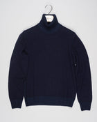 Article: 23115/19613
Color: 598 / Navy
Composition: 80% Virgin Wool 10% Cashmere 10% Viscose

Made in Italy Gran Sasso Wool & Cashmere Roll Neck / Navy