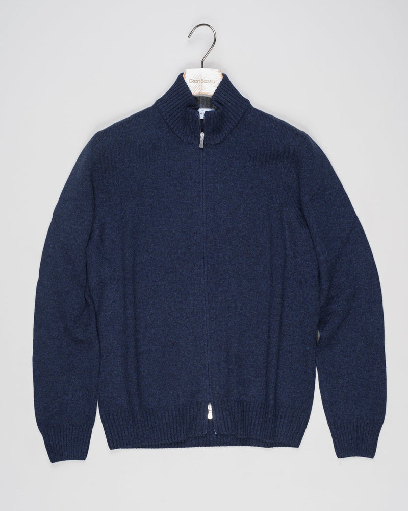 Article: 23123/19621
Color: 589 / Blue
Composition: 80% Virgin Wool 10% Cashmere 10% Viscose

Made in Italy Gran Sasso Full-Zip Knit / Blue