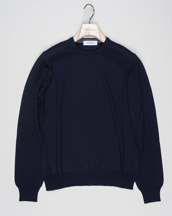 Article: 55167/14290
Color: 598 / Navy
Composition: 100% Virgin Wool (Extrafine Merino)

Made in Italy Gran Sasso Merino Crew Neck / Navy