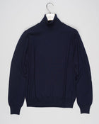 Article: 55157/14290
Color: 598 / Navy
Composition: 100% Virgin Wool (Extrafine Merino)

Made in Italy Gran Sasso Merino Roll Neck / Navy
