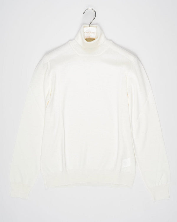 Article: 55157/14290
Color: 005 / Off White
Composition: 100% Virgin Wool (Extrafine Merino)

Made in Italy Gran Sasso Merino Roll Neck / Off White