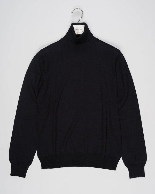 Article: 55157/14290
Color: 099 / Black
Composition: 100% Virgin Wool (Extrafine Merino)

Made in Italy Gran Sasso Merino Roll Neck / Black