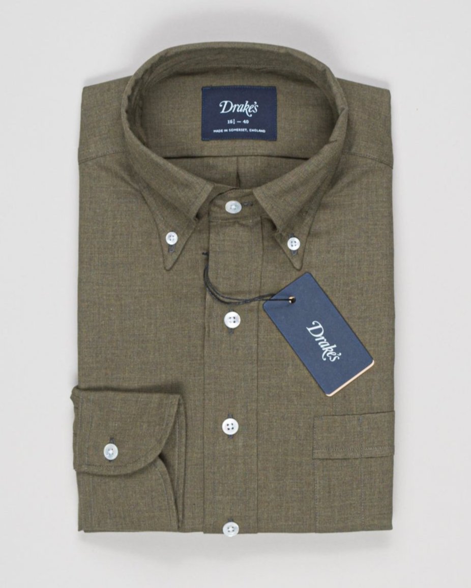 Green cotton flannel shirt with button-down collar.&nbsp;

100% Cotton. Handcrafted in Somerset, UK.

Regular Fit
Button-down collar with soft feel
Box pleat
Single round one button cuff
Chest pocket

100% cotton
Made in England Drake's Cotton Flannel Button-Down Shirt / Green