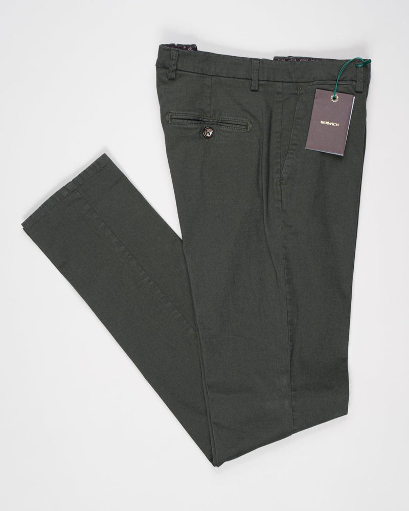 Model: vulcano23-GD

Flat front
Garment Dyed
Front pockets: slanted

Belt loops
Article: xgab
Color: Militare
Composition: 98% Cotton 2%Elastan
Made in Martina Franca, Italy Berwich Garment Dyed Cotton Chinos / Militare
