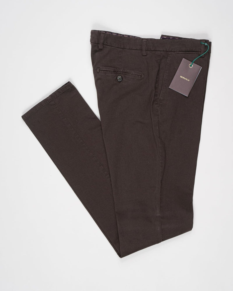 Model: vulcano23-GD

Flat front
Garment Dyed
Front pockets: slanted

Belt loops
Article: xgab
Color: Moro
Composition: 98% Cotton 2%Elastan
Made in Martina Franca, Italy Berwich Garment Dyed Cotton Chinos / Moro