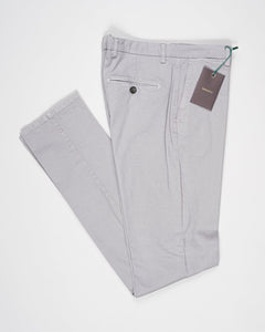 Model: vulcano23-GD

Flat front
Garment Dyed
Front pockets: slanted

Belt loops
Article: xgab
Color: Conza
Composition: 98% Cotton 2%Elastan
Made in Martina Franca, Italy Berwich Garment Dyed Cotton Chinos / Conza