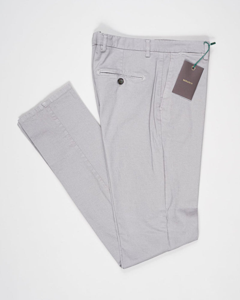 Model: vulcano23-GD

Flat front
Garment Dyed
Front pockets: slanted

Belt loops
Article: xgab
Color: Conza
Composition: 98% Cotton 2%Elastan
Made in Martina Franca, Italy Berwich Garment Dyed Cotton Chinos / Conza