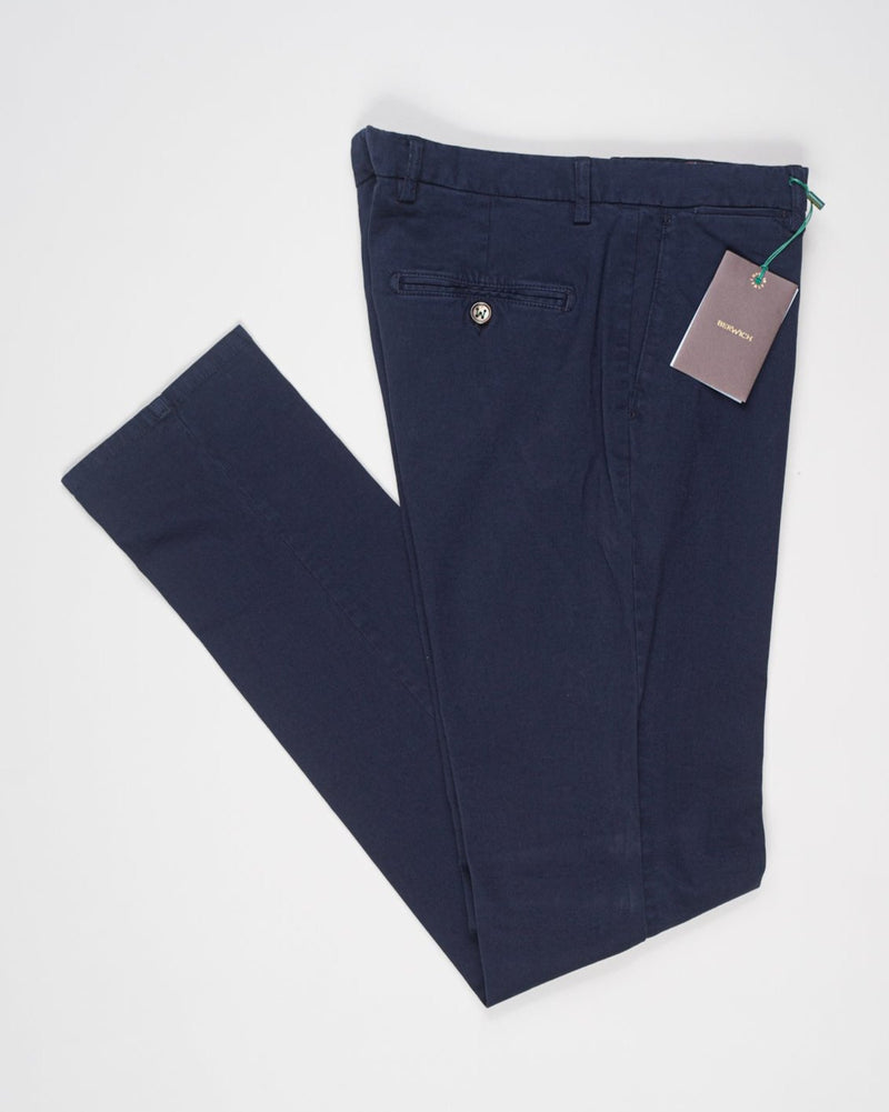 Model: vulcano23-GD

Flat front
Garment Dyed
Front pockets: slanted

Belt loops
Article: xgab
Color: Navy
Composition: 98% Cotton 2%Elastan
Made in Martina Franca, Italy Berwich Garment Dyed Cotton Chinos / Navy
