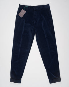 Model: Chiaia long

Single pleat
Front pockets: seam
Back pockets: welted
Hemming: 5cm turn ups
Article: dv0500x
Color: Navy
Composition: 98% Cotton 2% Elastan
Made in Martina Franca, Italy Berwich Garment Dyed Corduroy Trousers / Navy