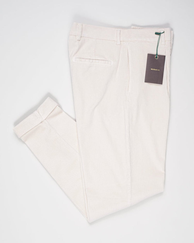 Model: Chiaia long

Single pleat
Front pockets: seam
Back pockets: welted
Hemming: 5cm turn ups
Article: dv0500x
Color: Latte
Composition: 98% Cotton 2% Elastan
Made in Martina Franca, Italy Berwich Garment Dyed Corduroy Trousers / Latte