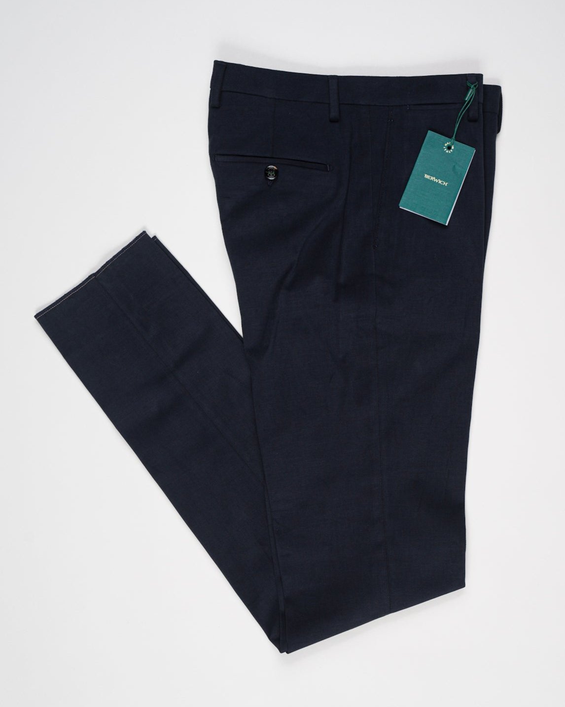 Model: vulcano23

Flat front

Front pockets: slanted

Belt loops
Unfinished hem
Article: ts1620x
Color: Navy
Composition: 98% Cotton 2%Elastan
Made in Martina Franca, Italy Berwich Cotton Chinos / Navy