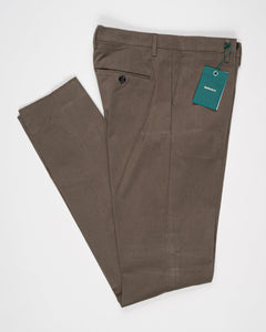 Model: vulcano23

Flat front

Front pockets: slanted

Belt loops
Unfinished hem
Article: ts1620x
Color: Greige
Composition: 98% Cotton 2%Elastan
Made in Martina Franca, Italy Berwich Cotton Chinos / Greige