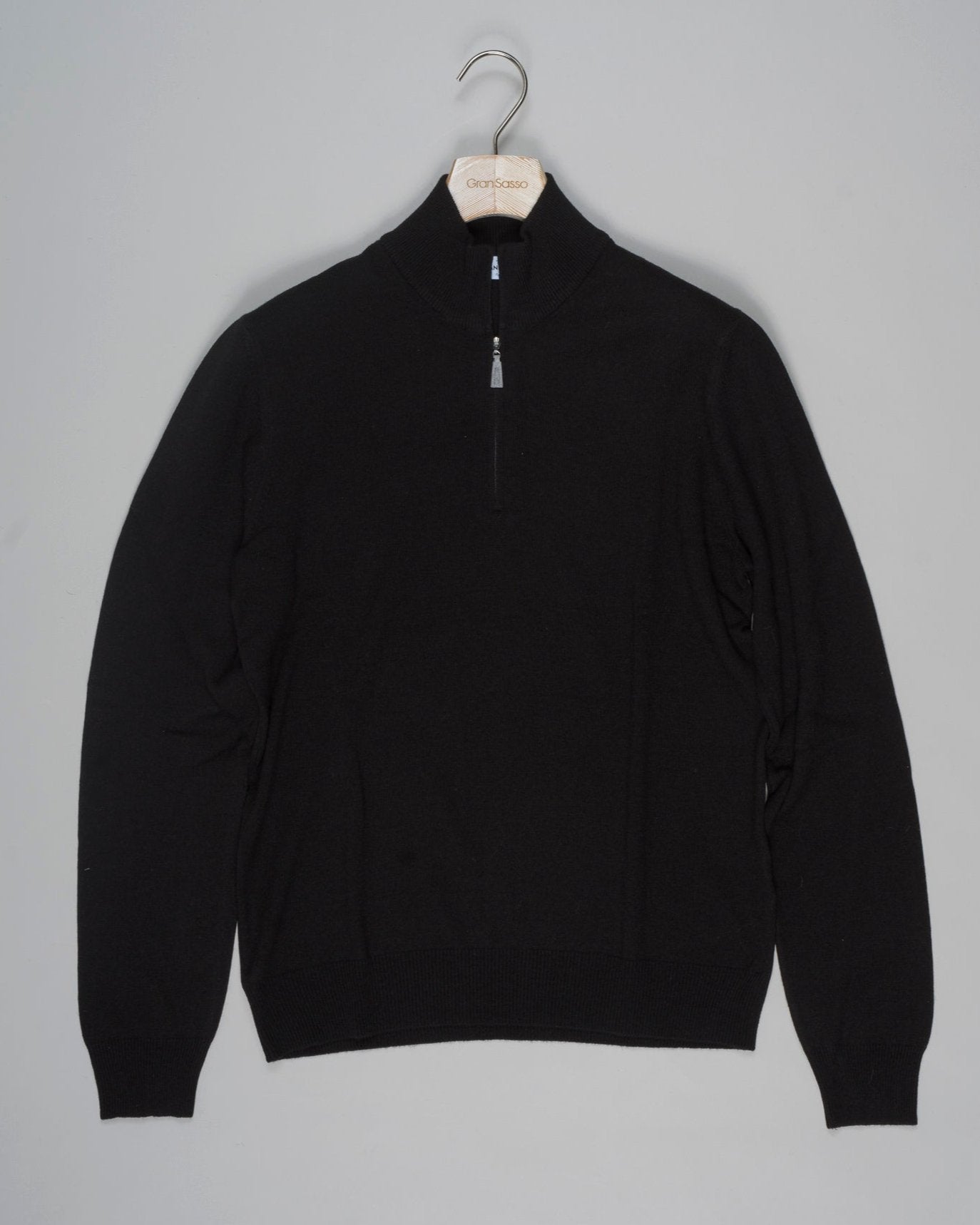 Article: 55126/19699
Color: 091 / Black
Composition: 80% Virgin Wool 10% Cashmere %Viscose

Made in Italy Gran Sasso Wool & Cashmere Half-Zip / Black