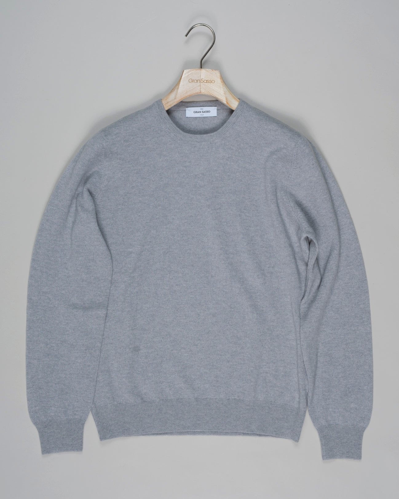 Article: 55159/19699
Color: 061 / Light Grey
Composition: 80% Virgin Wool 10% Cashmere 10% Viscose

Made in Italy Gran Sasso Wool & Cashmere Crew Neck / Light Grey