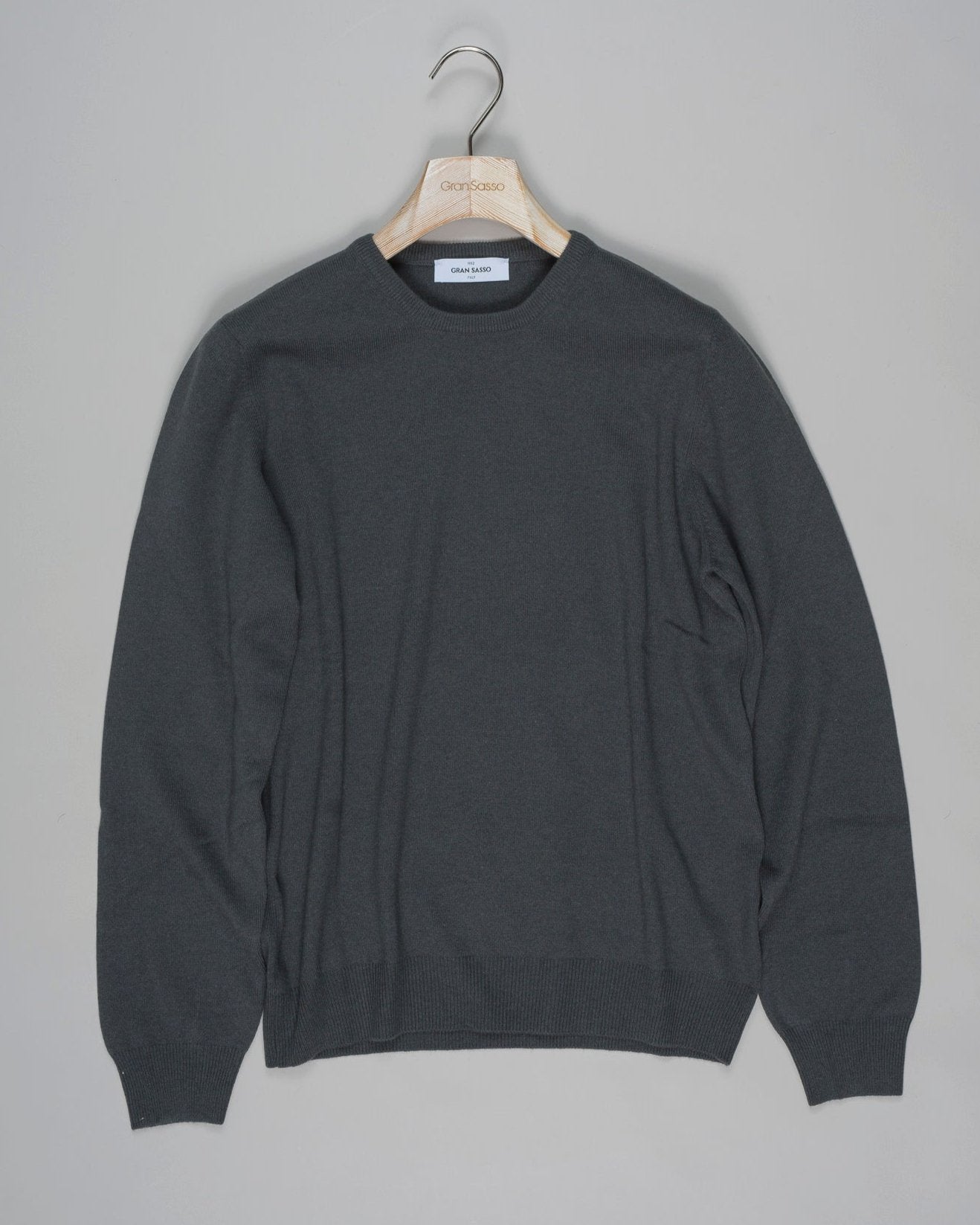 Article: 55159/19699
Color: 468 / Stone Grey
Composition: 80% Virgin Wool 10% Cashmere 10% Viscose

Made in Italy Gran Sasso Wool & Cashmere Crew Neck / Stone Grey