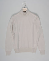 Article: 55157/12590

Color: 007 / Chalk
Composition: 100% Cashmere
Made in Italy Gran Sasso Cashmere Roll Neck / Chalk