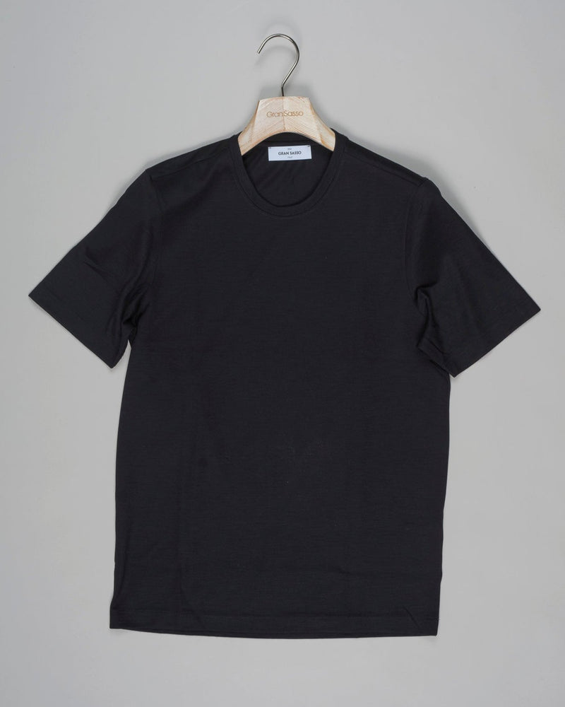 Article: 60130/69201
Color: 099 / Black
Composition: 100% Virgin Wool
Extrafine Merino
Made in Italy Gran Sasso Merino T-Shirt / Black