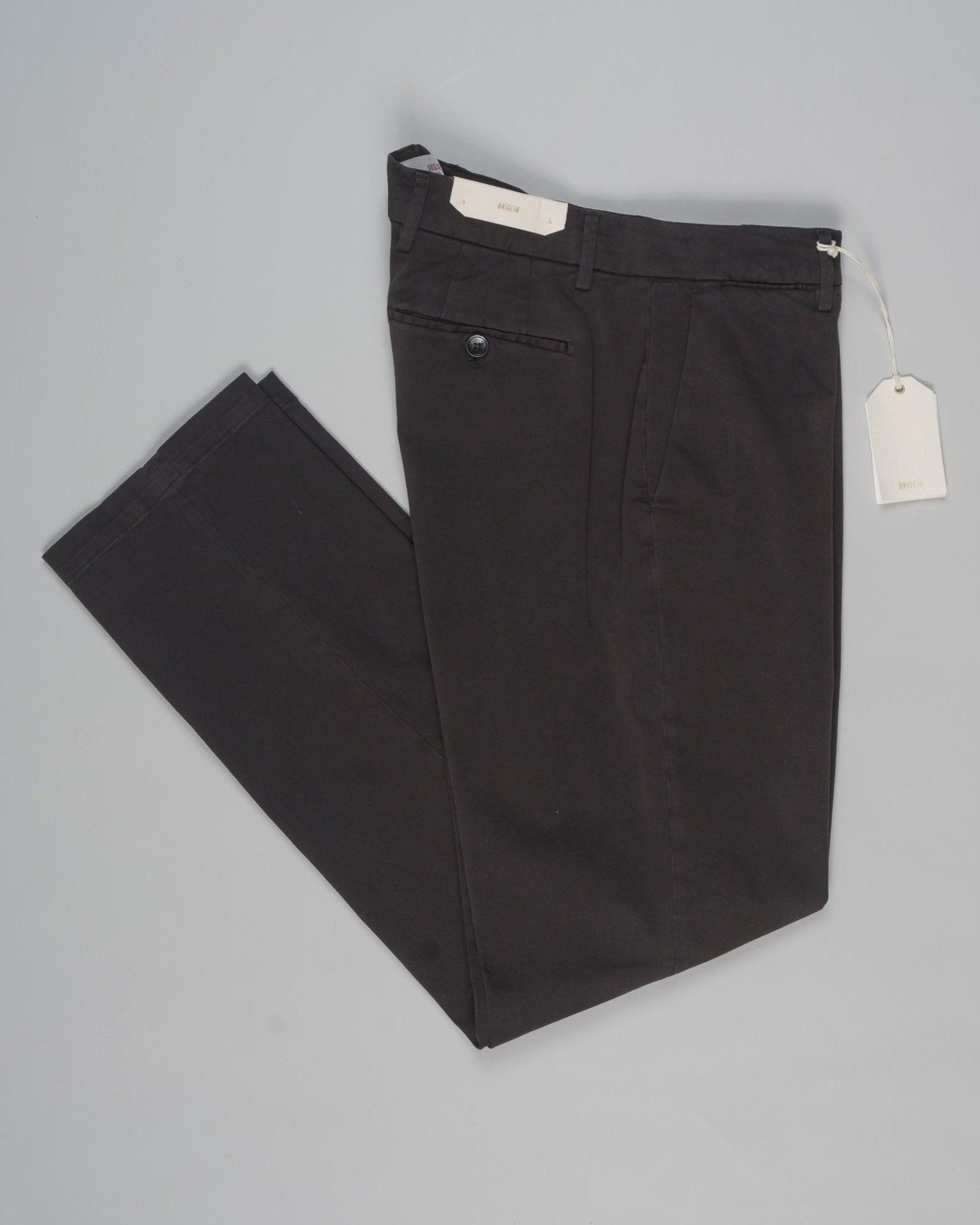 Article: 424009
Color: Dark Brown / 56
Composition: 97% Cotton 3% Elastan
Flat front
Slanted side pockets
Beltloops
Beautiful color and broken in look and feel achieved by&nbsp;Garment dying&nbsp;process

1/2 hem 17,5cm (Size 50)
Made in Naples, Italy Briglia Garment Dyed Chinos / Dark Brown