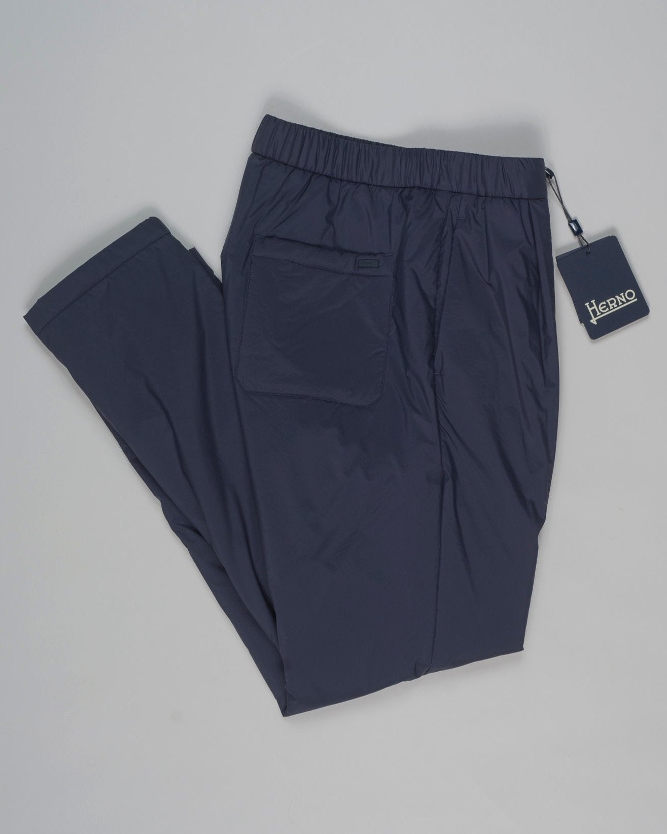 Light Insulated
Slanted side pockets
Welted back pockets
Zip fly
Drawstring waist
Article: PT000055U 12456Z&nbsp;
Color: Navy / 9202 Herno Light Insulated Trousers / Navy