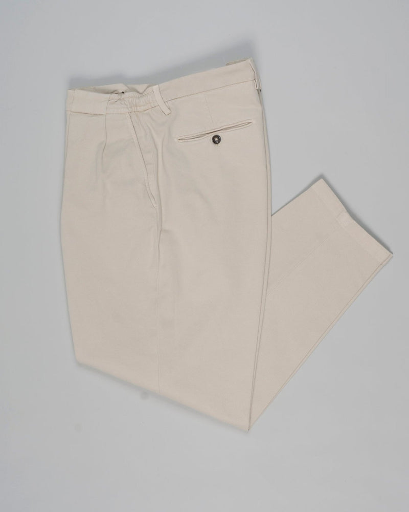 Article: 424180
Color: Ecru / 23
Composition: 98% Cotton 2% Elastan
Pleated front
Slanted side pockets
Beltloops
Beautiful color and broken in look and feel achieved by&nbsp;Garment dying&nbsp;process

Made in Naples, Italy Briglia Portobello Cotton Trousers / Ecru