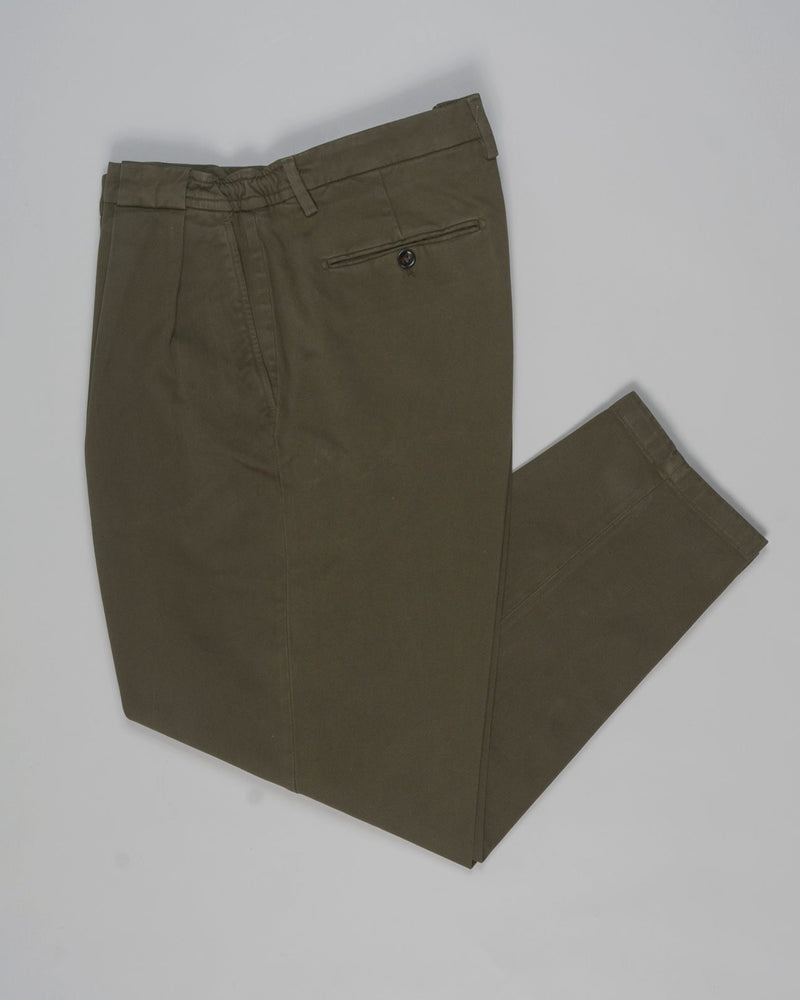 Article: 424180
Color: Army Green / 62
Composition: 98% Cotton 2% Elastan
Pleated front
Slanted side pockets
Beltloops
Beautiful color and broken in look and feel achieved by&nbsp;Garment dying&nbsp;process

Made in Naples, Italy Briglia Portobello Cotton Trousers / Army Green