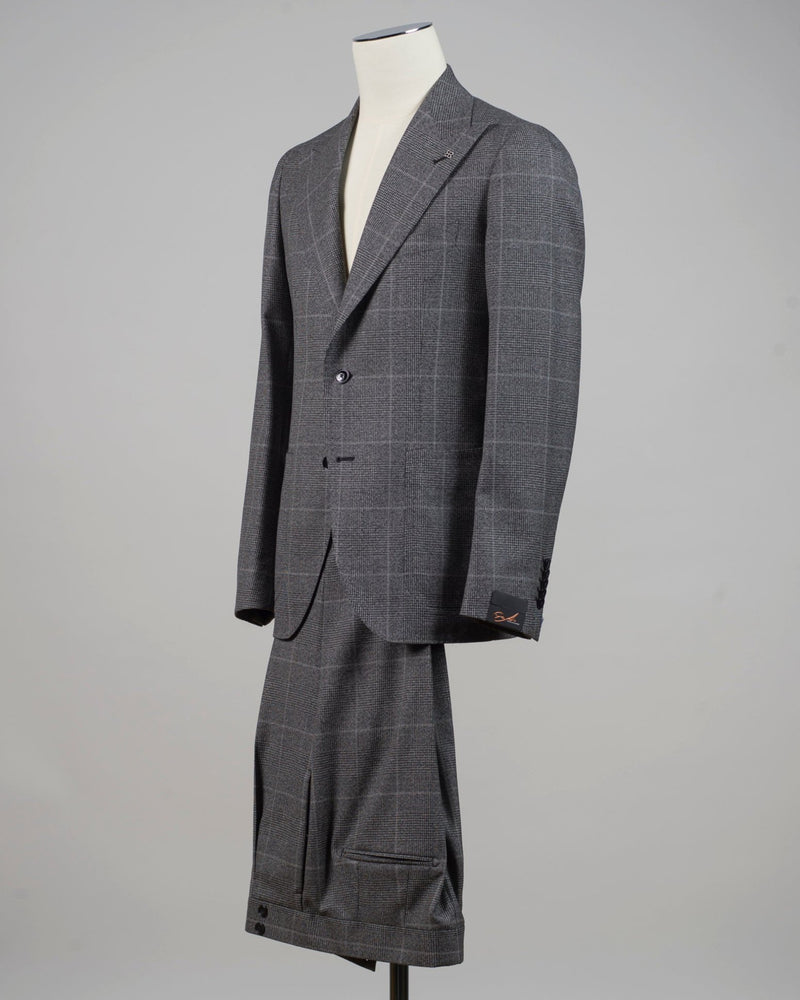 Mod. A-PL26KBR AI
Col. N1186 / Grey&nbsp;
Composition: 100% Virgin Wool Super 130's
Please note! Unfinished "raw" length on trousers to be finished to desired measure.
Made in Martina Franca, Italy Tagliatore Peak Lapel Glencheck Suit / Grey