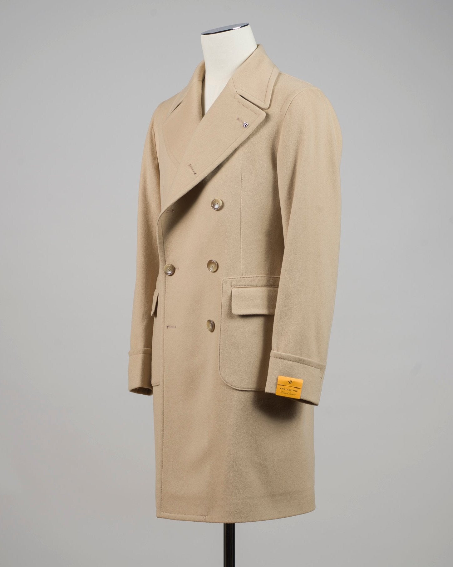 Model: Carlo/Z&nbsp;
Fully Lined
Unconstructed shoulder
Color: EA805 / Light Camel
Composition: 90% Virgin Wool 10% Cashmere
Made in Martina France, Italy Tagliatore Double-Breasted Wool & Cashmere Overcoat / Light Camel