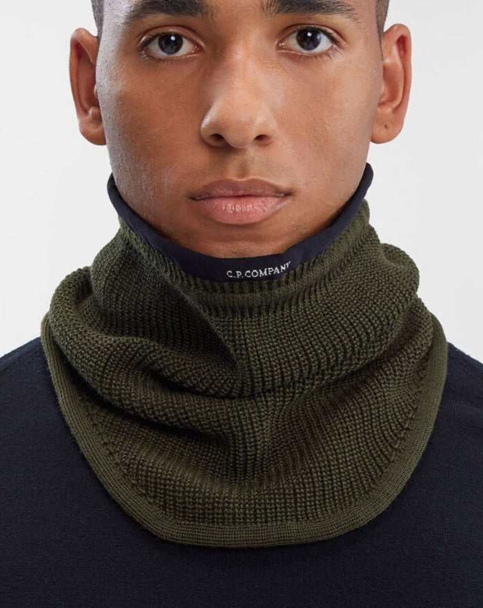 Ribbed 100% Merino wool neck warmer Adjustable neckline Logo detailing in front Art. 15CMAC304A 005509A Col 683 / Ivy Green C.P. Company Extra Fine Merino Wool Snood / Ivy Green