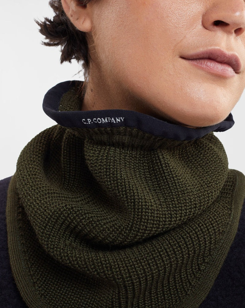 Ribbed 100% Merino wool neck warmer Adjustable neckline Logo detailing in front Art. 15CMAC304A 005509A Col 683 / Ivy Green C.P. Company Extra Fine Merino Wool Snood / Ivy Green