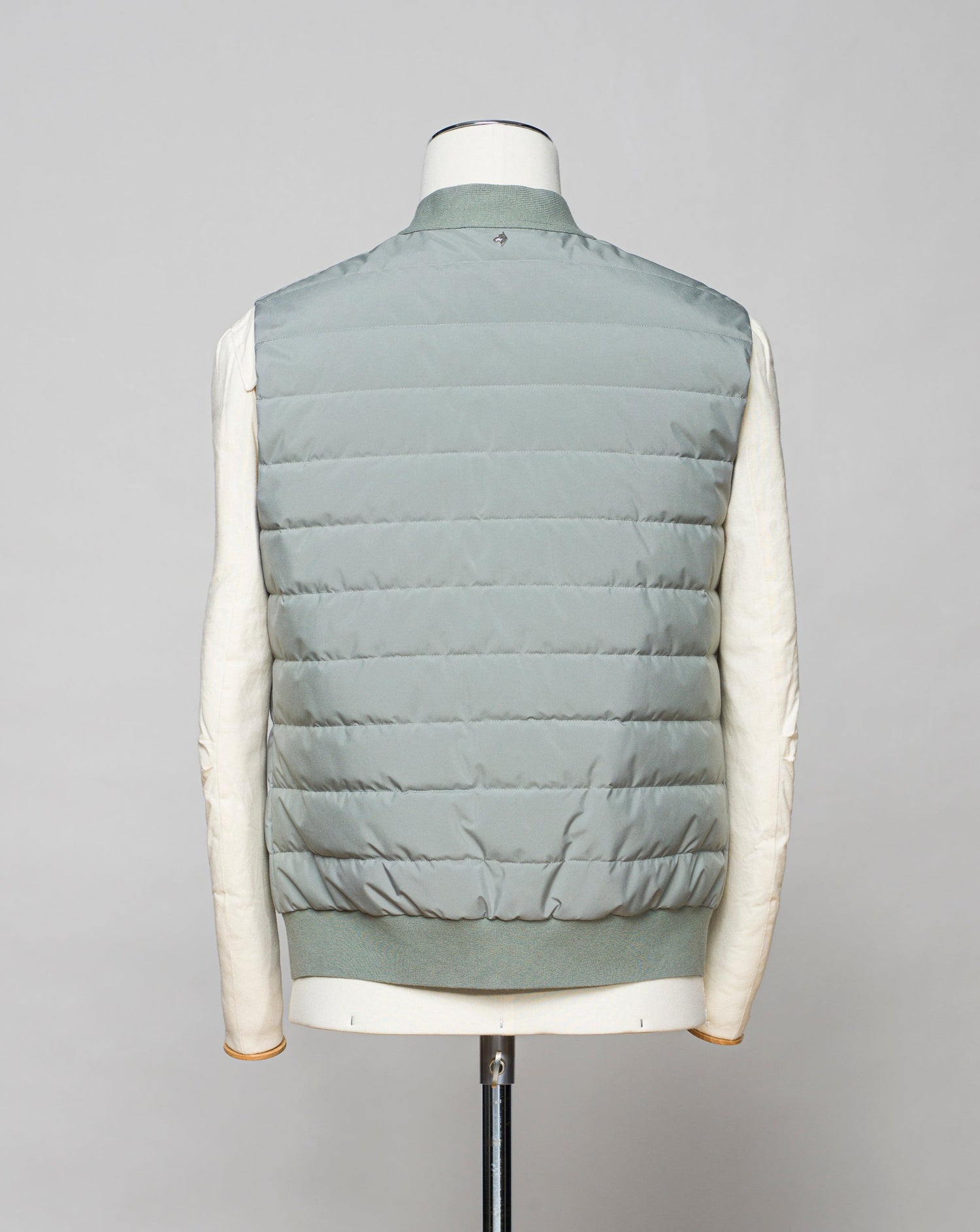 <ul> <li>Outer fabric: 100% Polyester</li> <li>Lining: 100% Polyamide</li> <li>Filling: 90% Down 10% Feathers</li> <li>Color: Sage Green / 37</li> <li>Article: S06MUWX720</li> </ul>