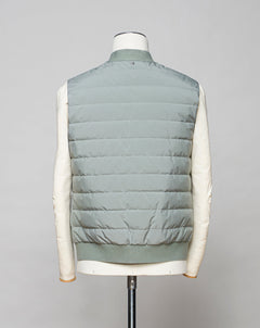 <ul> <li>Outer fabric: 100% Polyester</li> <li>Lining: 100% Polyamide</li> <li>Filling: 90% Down 10% Feathers</li> <li>Color: Sage Green / 37</li> <li>Article: S06MUWX720</li> </ul>