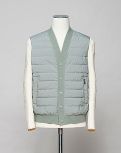 <ul> <li>Outer fabric: 100% Polyester</li> <li>Lining: 100% Polyamide</li> <li>Filling: 90% Down 10% Feathers</li> <li>Color: Sage Green / 37</li> <li>Article: S06MUWX720</li> </ul>