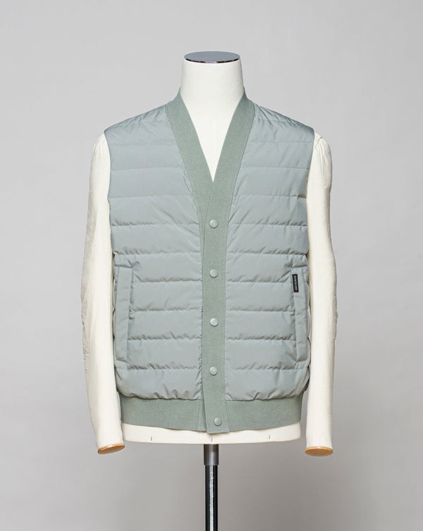 <ul> <li>Outer fabric: 100% Polyester</li> <li>Lining: 100% Polyamide</li> <li>Filling: 90% Down 10% Feathers</li> <li>Color: Sage Green / 37</li> <li>Article: S06MUWX720</li> </ul>