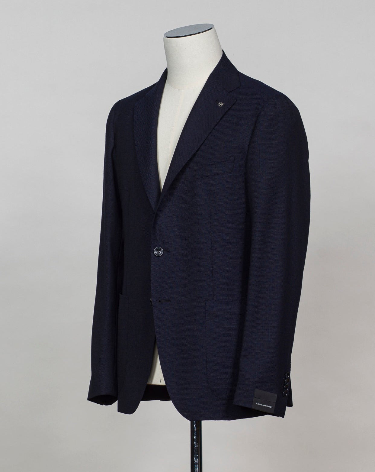 Model: 1SMC22K Tagliatore Super 110's Wool Stretch Jacket / Navy Art. 180032 U Unlined  Unconstructed shoulder  Composition:  99% Virgin wool super 110's 1% Elastan stretch Color: B1049 / Navy Made in Martina Franca, Italy