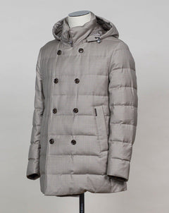 REDA wool Mod F05MUCX745 Art. 106  Col. 24 Champagne Montecore DB Down Parka / Champagne100% REDA Super 120´s wool Detachable hood Two handwarming pockets Two generous inside pockets with zip Lining 1: 95% Polyestre 5% Polyurethane Lining 2: 100% Polyamide Filing 90% Down 10% Feather Mod F05MUCX745 Art. 106  Col. 24 Champagne Montecore DB Down Parka / Champagne
