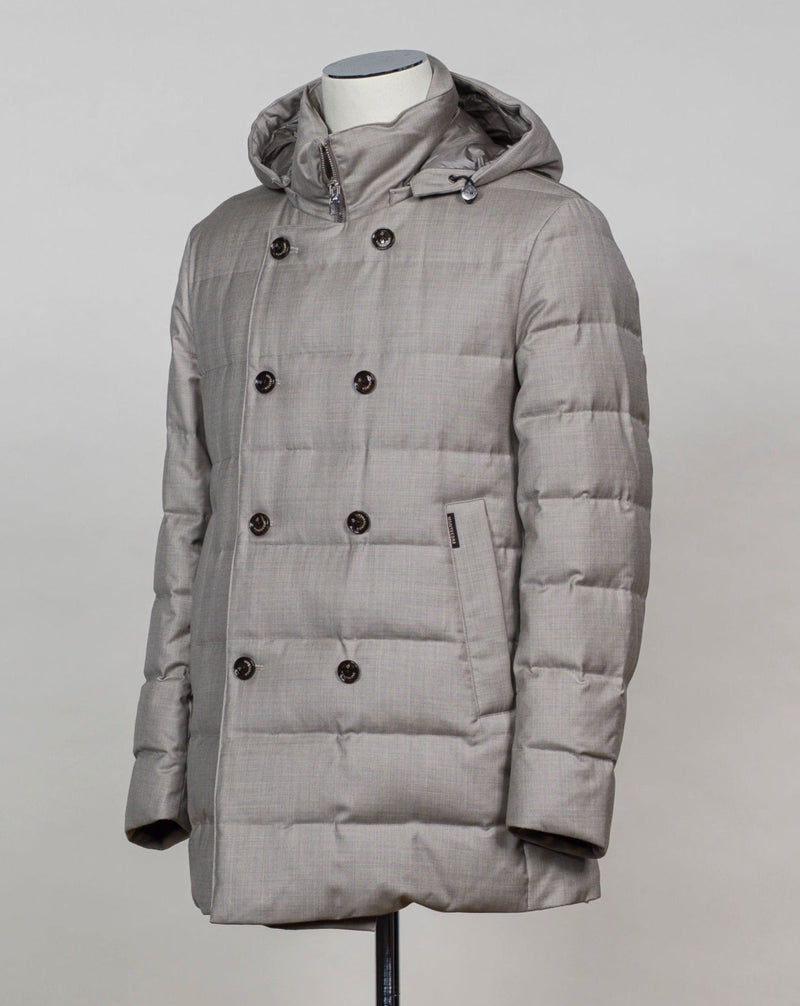 REDA wool Mod F05MUCX745 Art. 106  Col. 24 Champagne Montecore DB Down Parka / Champagne100% REDA Super 120´s wool Detachable hood Two handwarming pockets Two generous inside pockets with zip Lining 1: 95% Polyestre 5% Polyurethane Lining 2: 100% Polyamide Filing 90% Down 10% Feather Mod F05MUCX745 Art. 106  Col. 24 Champagne Montecore DB Down Parka / Champagne