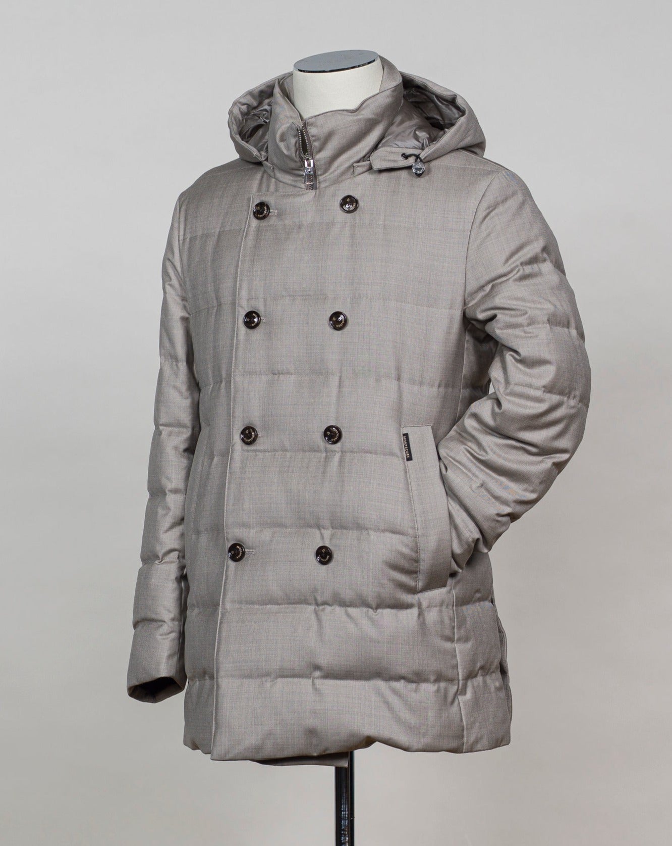 REDA wool Mod F05MUCX745 Art. 106  Col. 24 Champagne Montecore DB Down Parka / Champagne100% REDA Super 120´s wool Detachable hood Two handwarming pockets Two generous inside pockets with zip Lining 1: 95% Polyestre 5% Polyurethane Lining 2: 100% Polyamide Filing 90% Down 10% Feather Mod F05MUCX745 Art. 106  Col. 24 Champagne Montecore DB Down Parka / Champagne