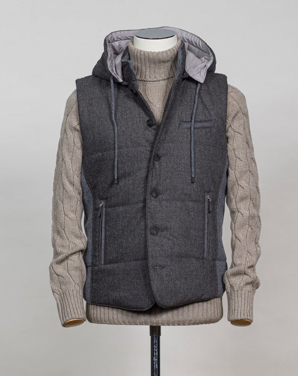 Gran Sasso hooded flannel waistcoat. Part of the iconic and always elegant Gran Sasso Sartorial line.  Wool and Alcantara Detachable hood (zip) Zippered side pockets  Art. 23192/51303 Col.080 / Grey Made in Italy 