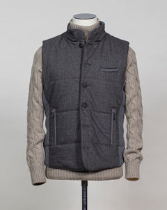 Gran Sasso hooded flannel waistcoat. Part of the iconic and always elegant Gran Sasso Sartorial line.  Wool and Alcantara Detachable hood (zip) Zippered side pockets  Art. 23192/51303 Col.080 / Grey Made in Italy 