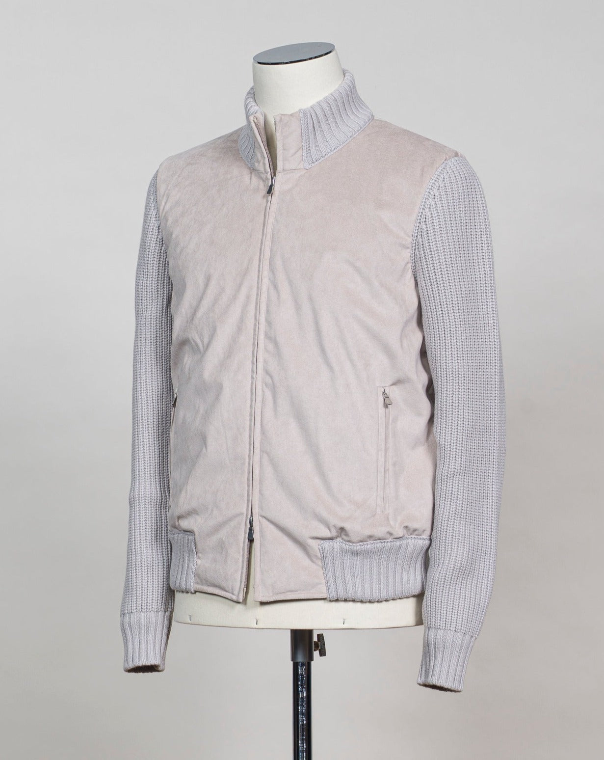 Article: 13163/19652 Color: 049 / Light Beige Composition: 80% Virgin wool 10% Cashmere 10% Viscose Alcantara: 79% Polyester 21% Polyurethan  100% polyester padding Made in Italy Gran Sasso Wool Alcantara Jacket / Light Beige