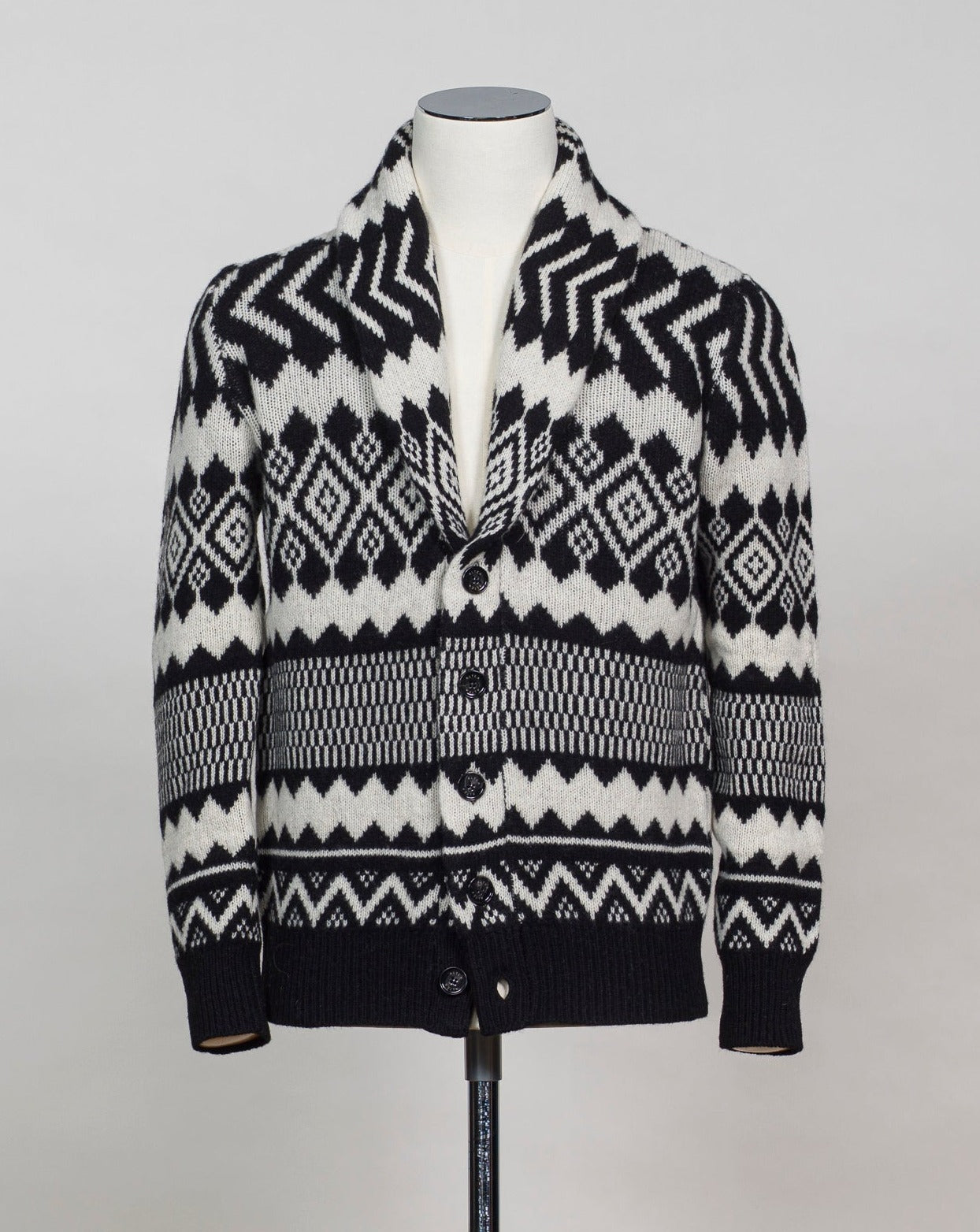 Article: 2361232 Color: 90 / Black & White Composition: 90% Virgin wool 10% Cashmere Made in Italy Altea Wool & Cashmere Cardigan / Black & White