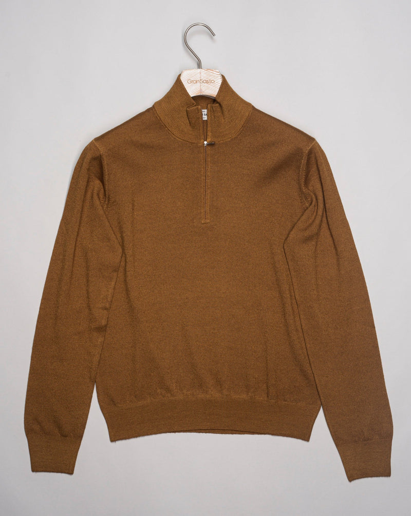 Article: 55126 / 22792 Model: Lupo M/L Zip Composition: 100% Virgin wool Color: 123 / Ochre Gran Sasso Vintage Merino Half-Zip / Ochre
