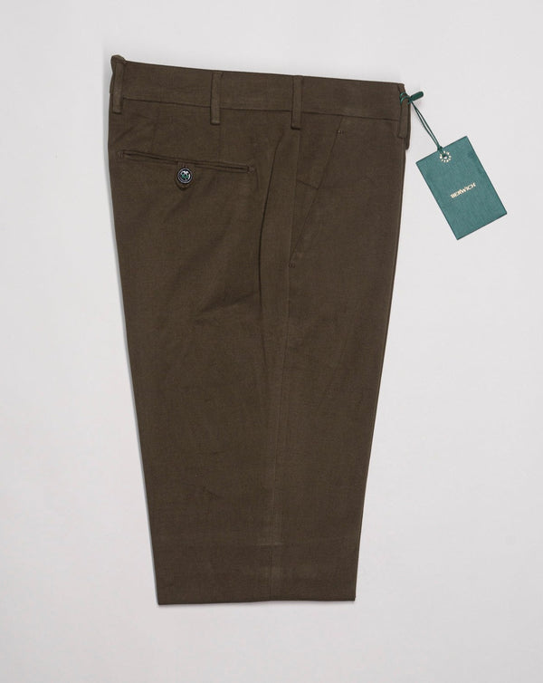 Morello slim fit chinos. A true corner stone of every man’s casual wardrobe. Combine with a smart blazer or a nice knit. Col. Army 5cm turn up 98% Cotton 2% Elastan Art. ts1620x Mod. Morello Made in Martina Franca, Italy