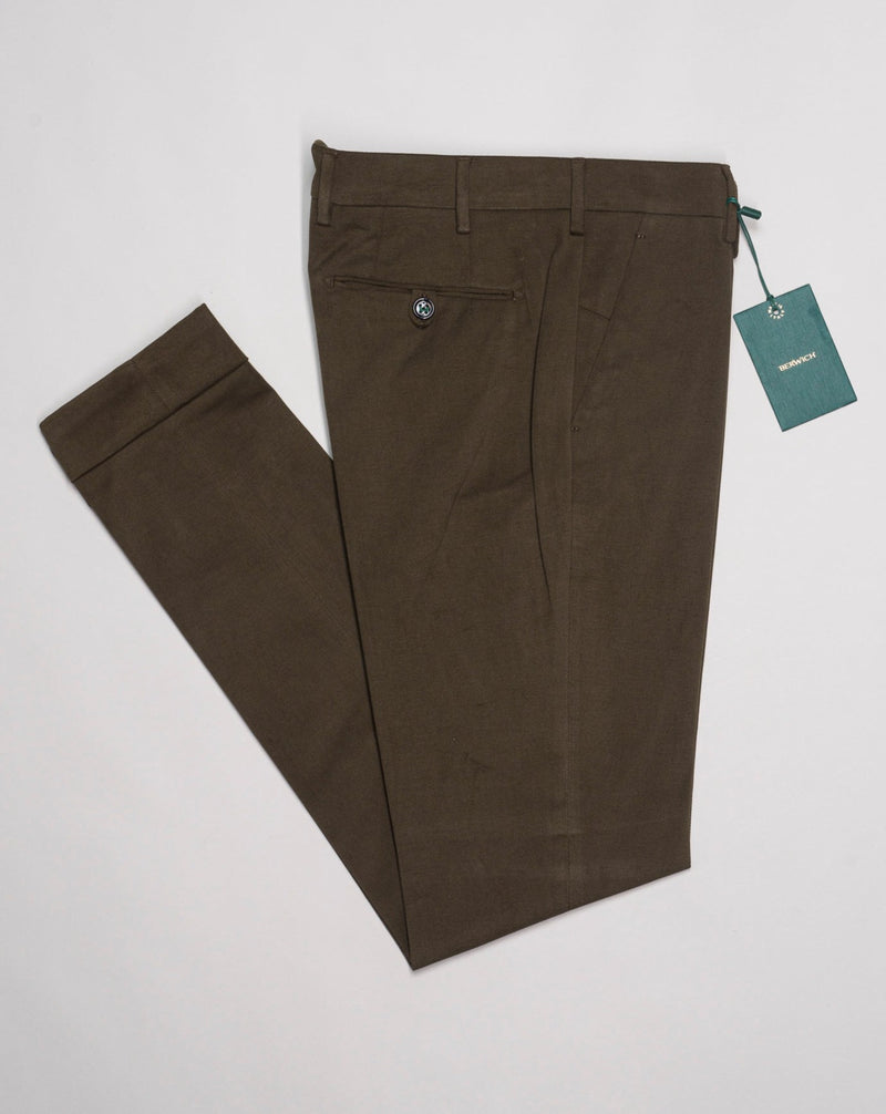 Morello slim fit chinos. A true corner stone of every man’s casual wardrobe. Combine with a smart blazer or a nice knit. Col. Army 5cm turn up 98% Cotton 2% Elastan Art. ts1620x Mod. Morello Made in Martina Franca, Italy
