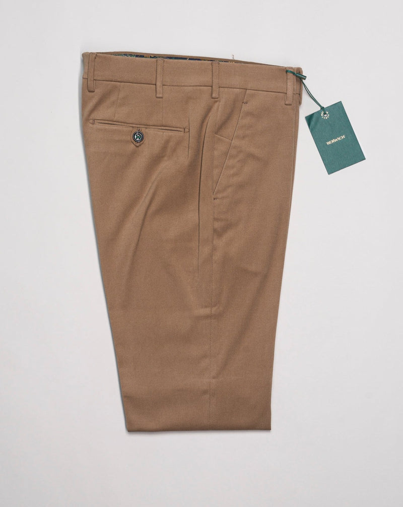 Morello slim fit chinos. A true corner stone of every man’s casual wardrobe. Combine with a smart blazer or a nice knit. Col. Brown Beige 5cm turn up 98% Cotton 2% Elastan Art. ts1620x Mod. Morello Made in Martina Franca, Italy